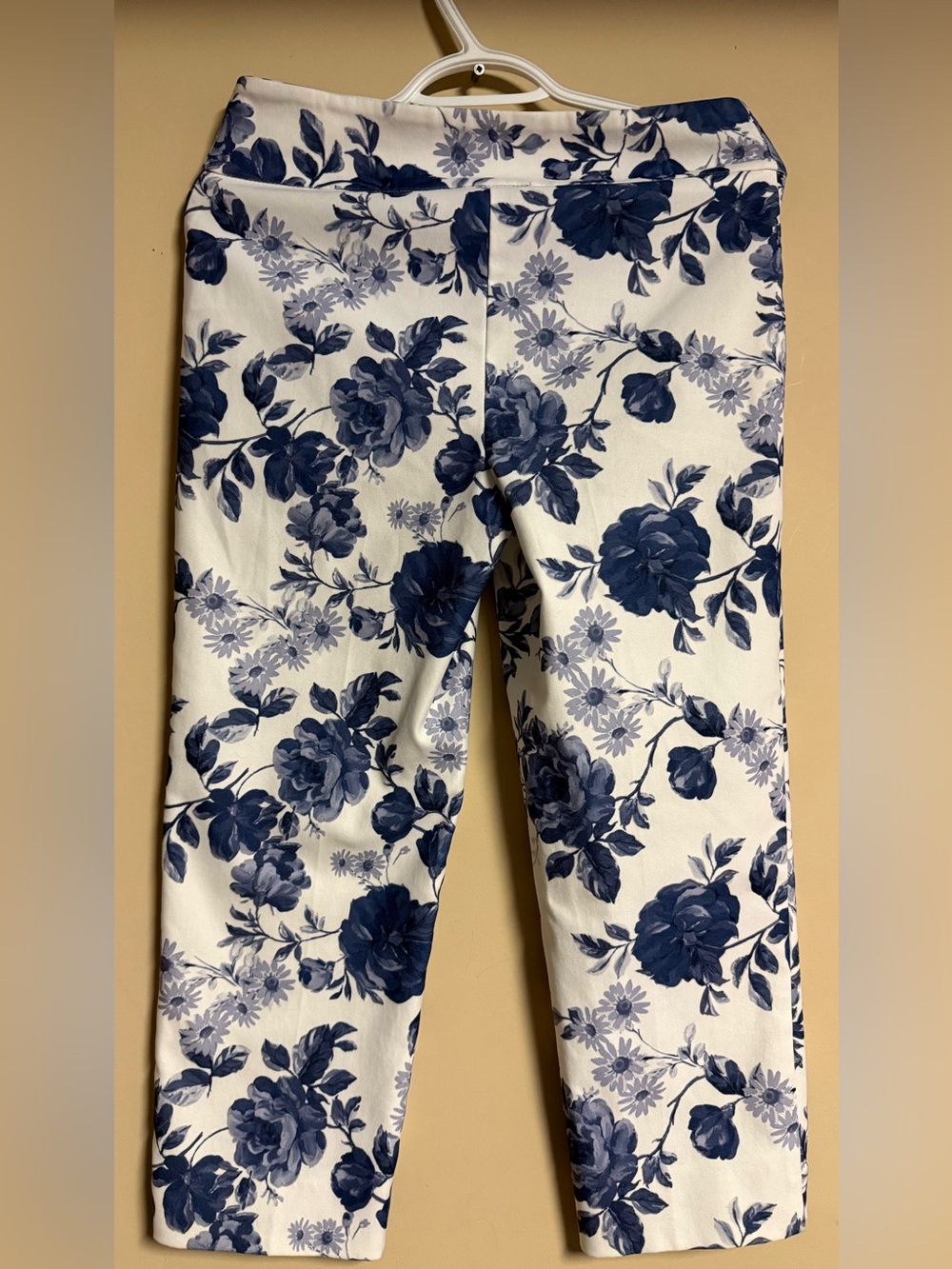 Joseph Ribkoff Floral Print Cropped Pants
Size 8 - Picture 5 of 8
